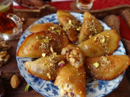 طريقة عمل القطايف بكل سهولة بالمقادير الصحيحة