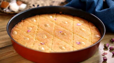 طريقة عمل البسبوسة بالسميد في المنزل مع المقادير والصور